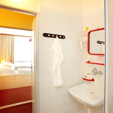 Отель Charles 3*